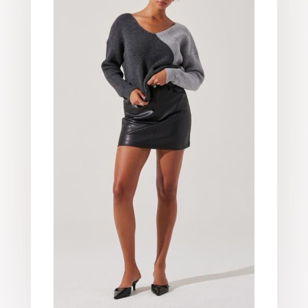 Astr Two-Tone Twist Sweater in Black